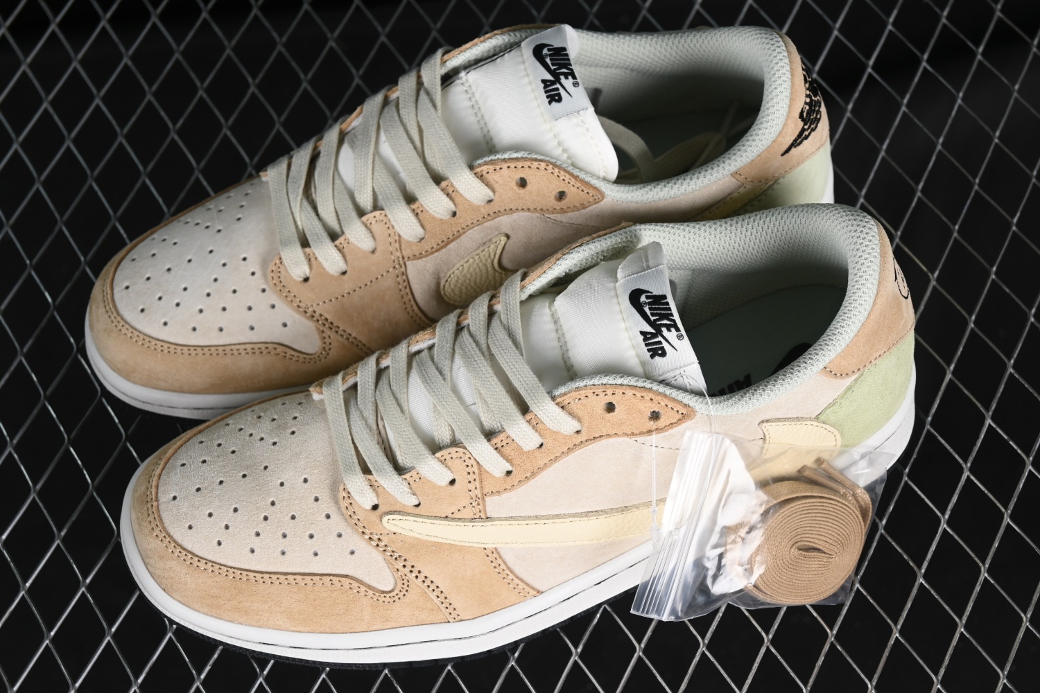Travis Scott x Air Jordan 1 Low OG  DM7866-688