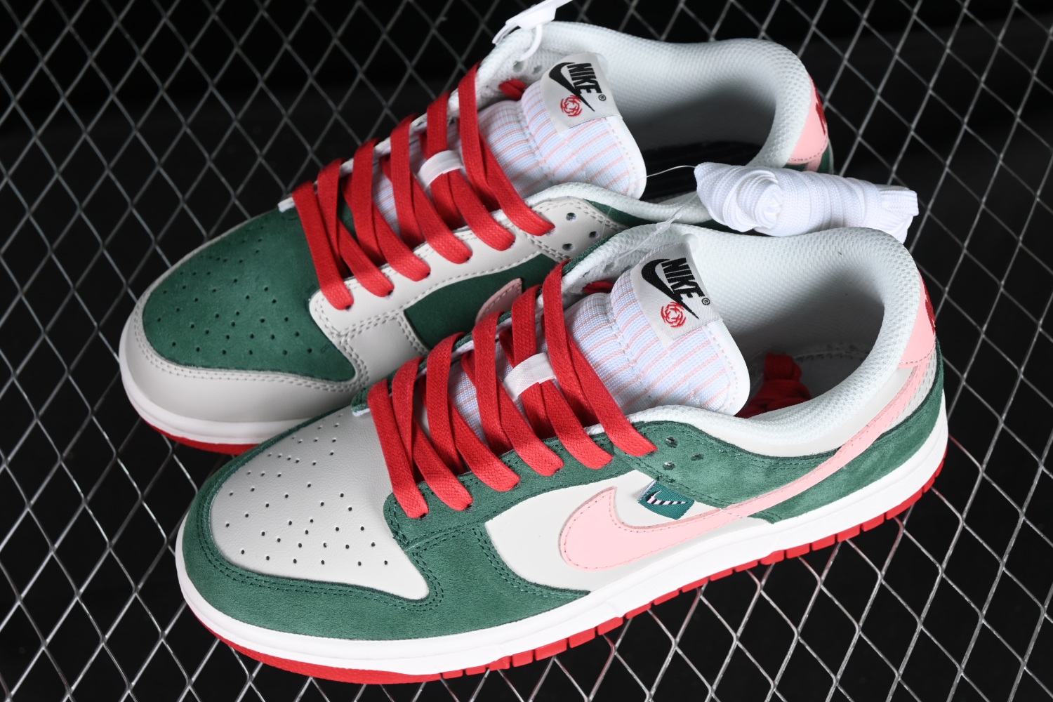 Nike Dunk Low SE All Petals United Fir Green FN8923-061