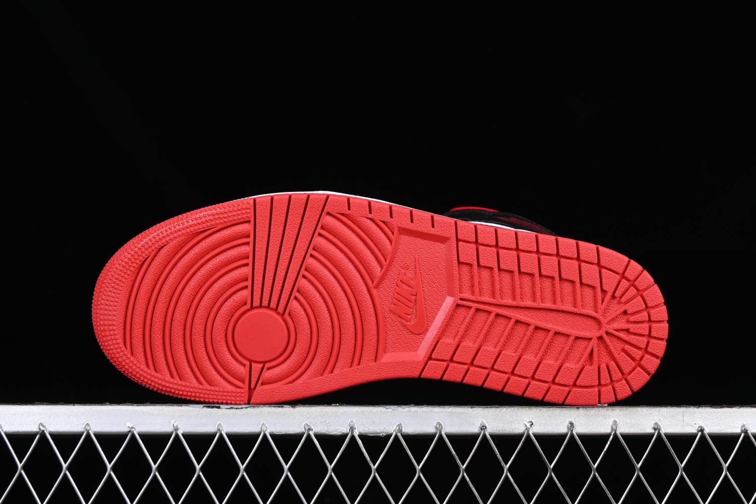 Jordan 1 Mid Gym Red Black Toe DQ8426-106