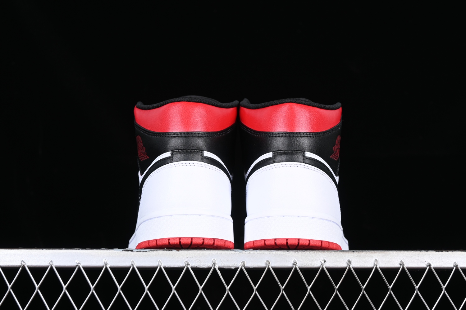 Jordan 1 Mid Gym Red Black Toe DQ8426-106