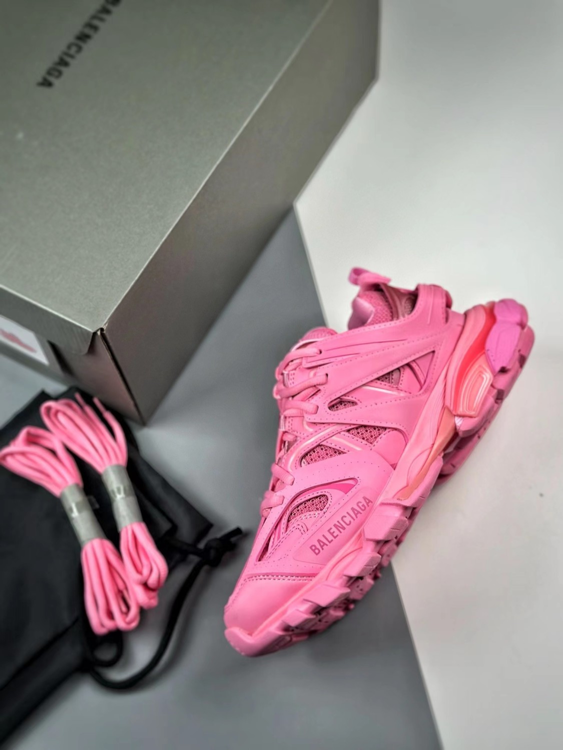 Bal**ci*ga Track Trainer Pink（LED Lights）
