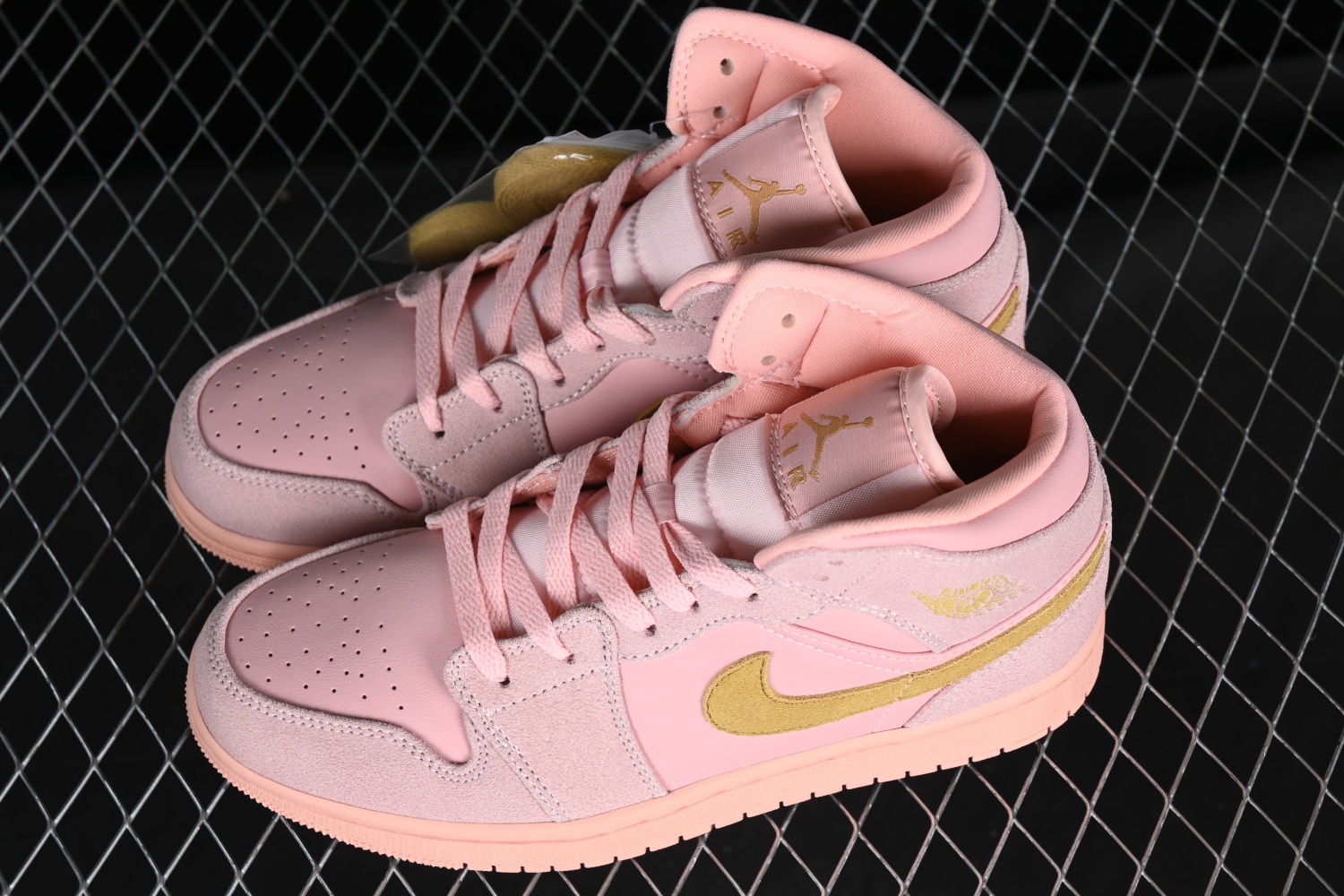 Jordan 1 Mid Coral Gold 852542-600