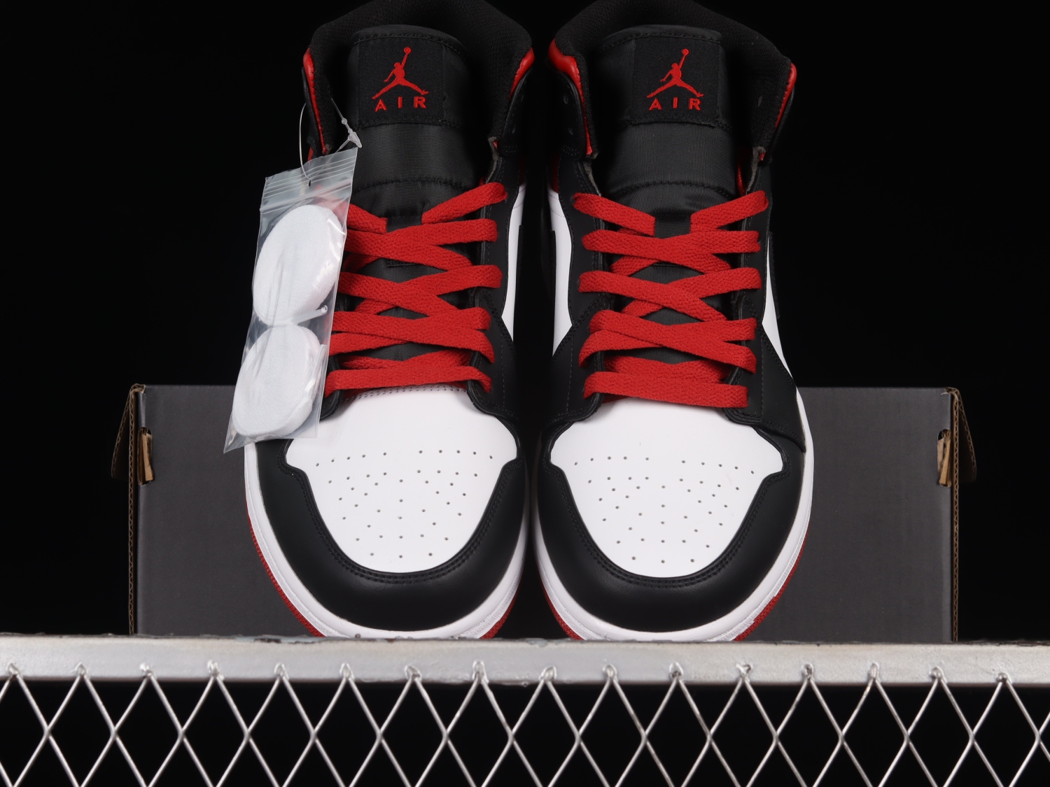 Jordan 1 Mid Gym Red Black Toe DQ8423-106