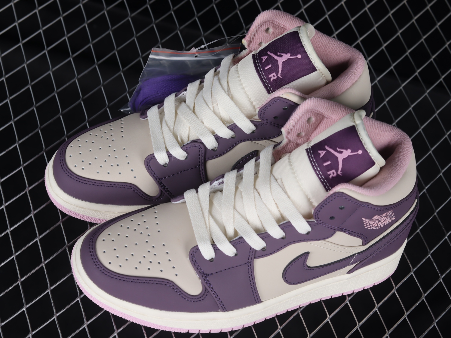Jordan 1 Mid Pro Purple Desert Sand  555112-500