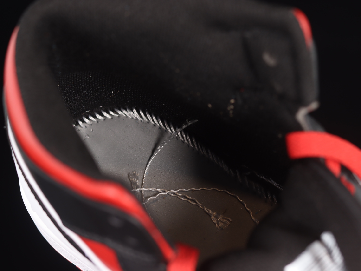 Jordan 1 Mid Gym Red Black Toe DQ8423-106