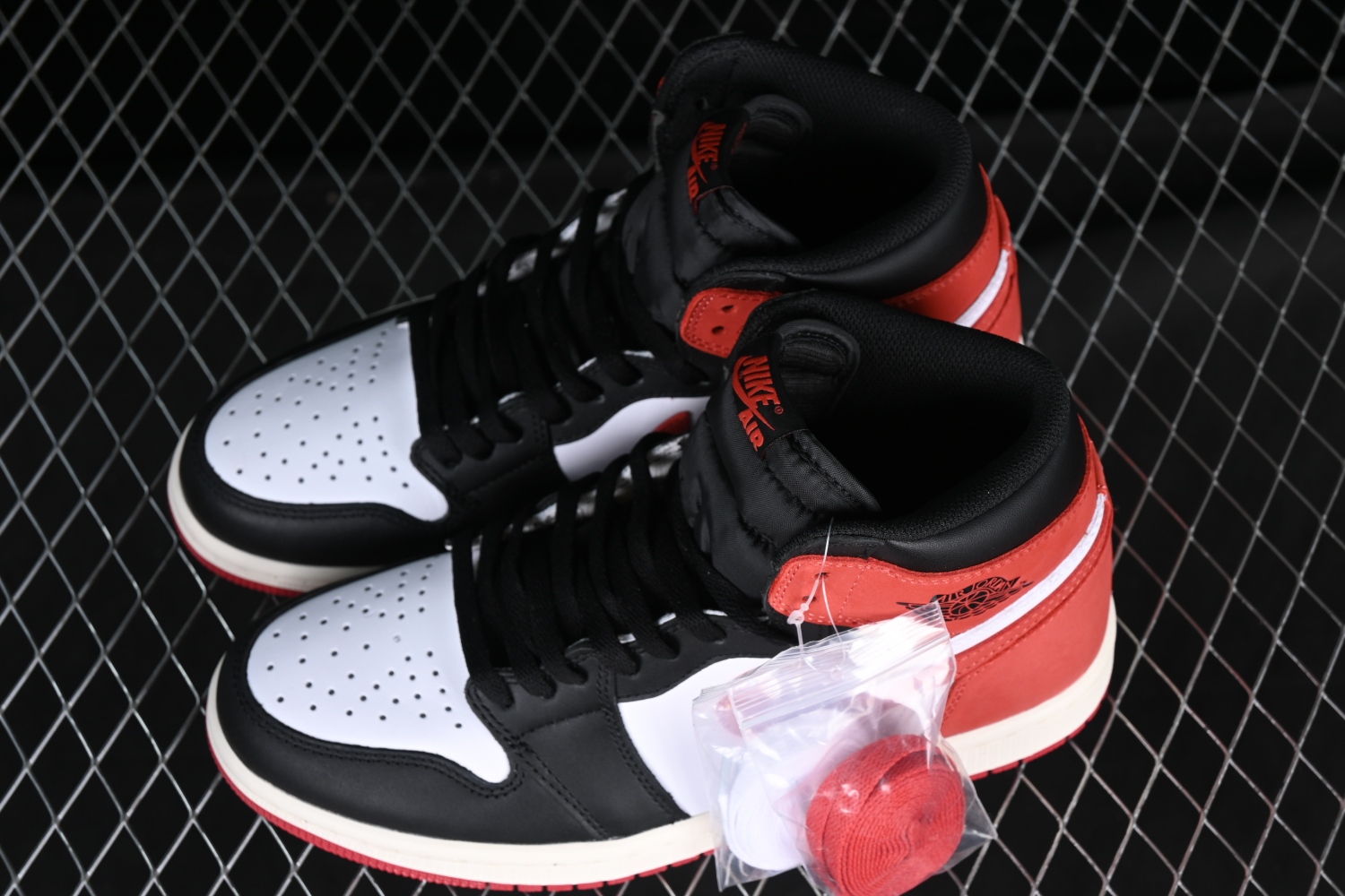 Jordan 1 Retro High Track Red 555088-112