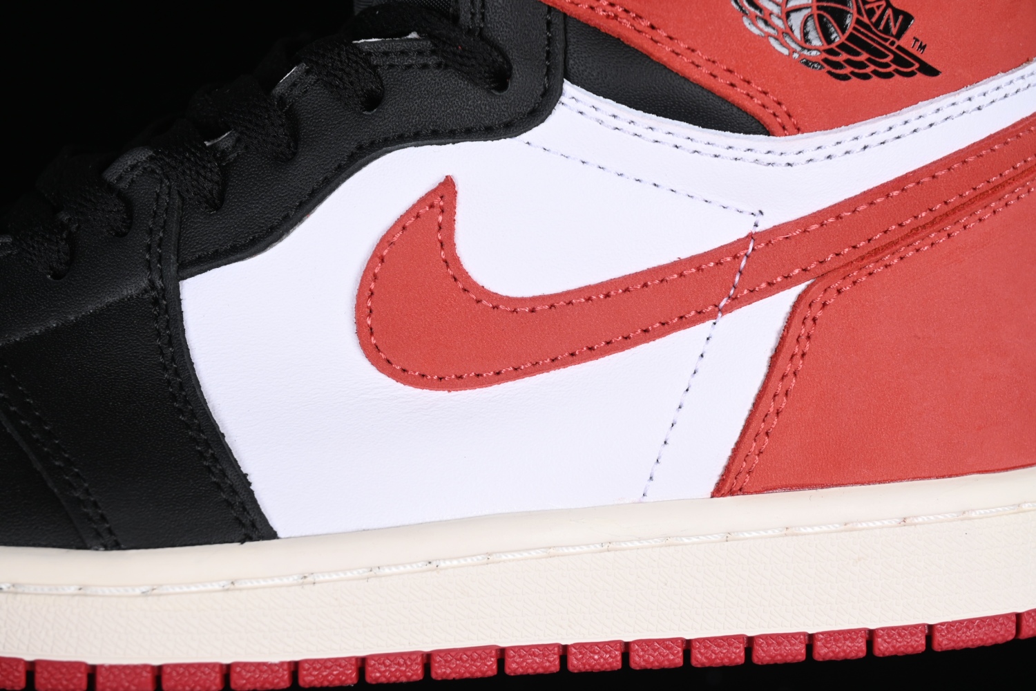 Jordan 1 Retro High Track Red 555088-112