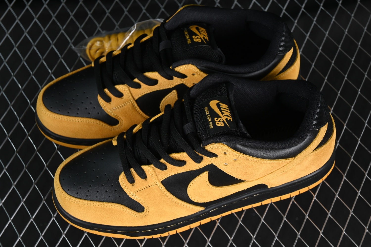 Nike SB Dunk Low Iowa 304292-706