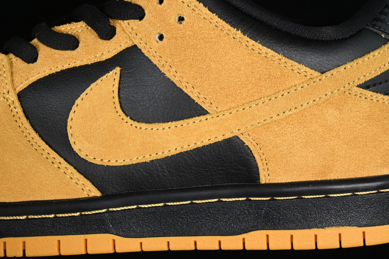 Nike SB Dunk Low Iowa 304292-706
