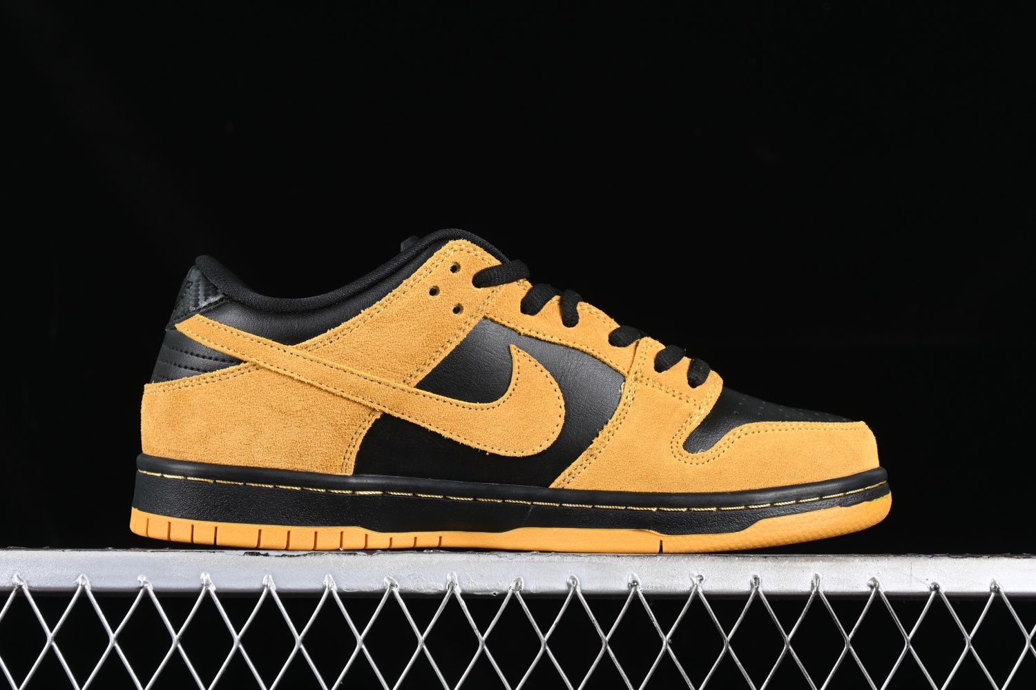 Nike SB Dunk Low Iowa 304292-706