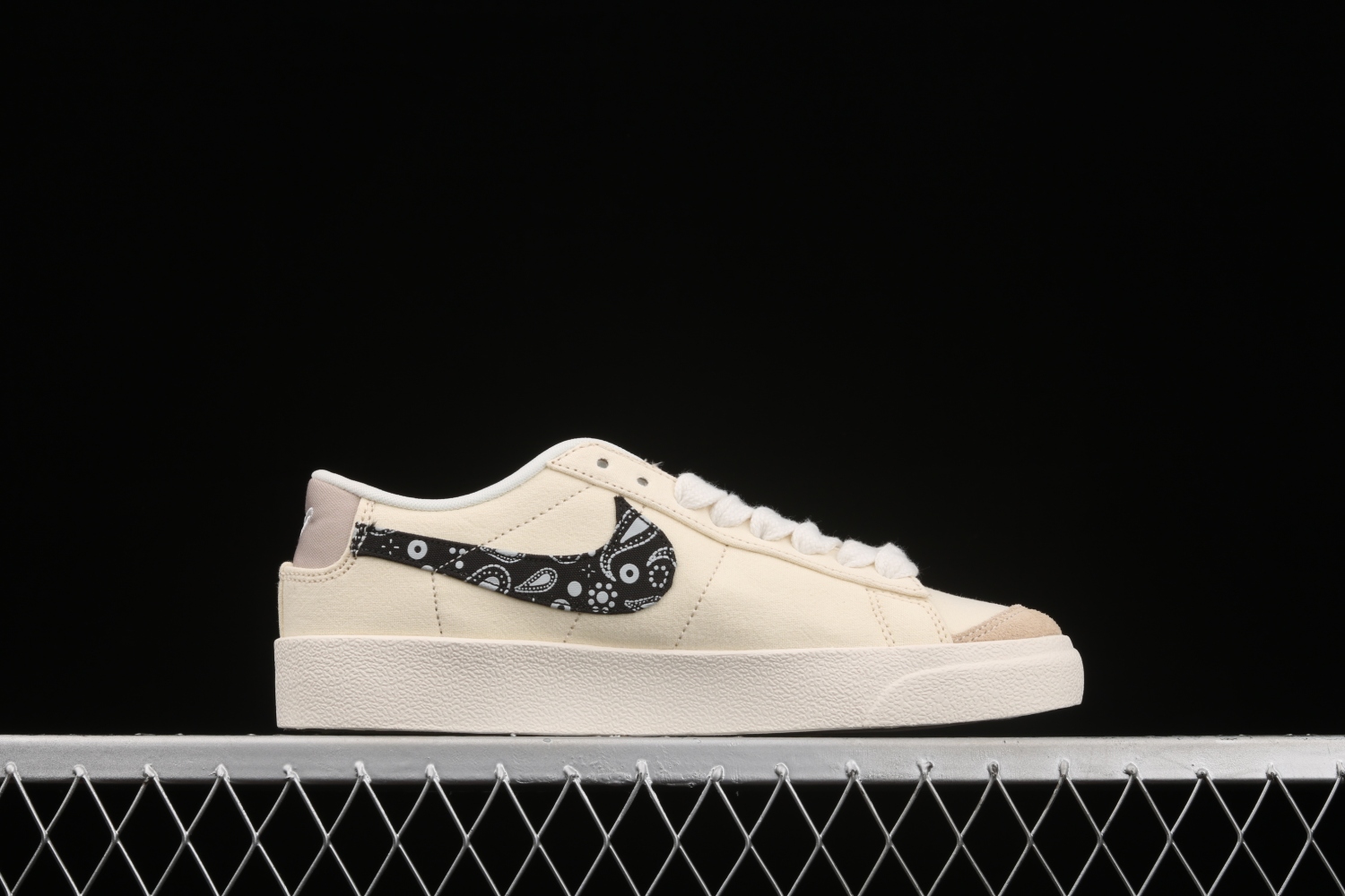Nike Blazer Low Paisley Swoosh DJ4665-100