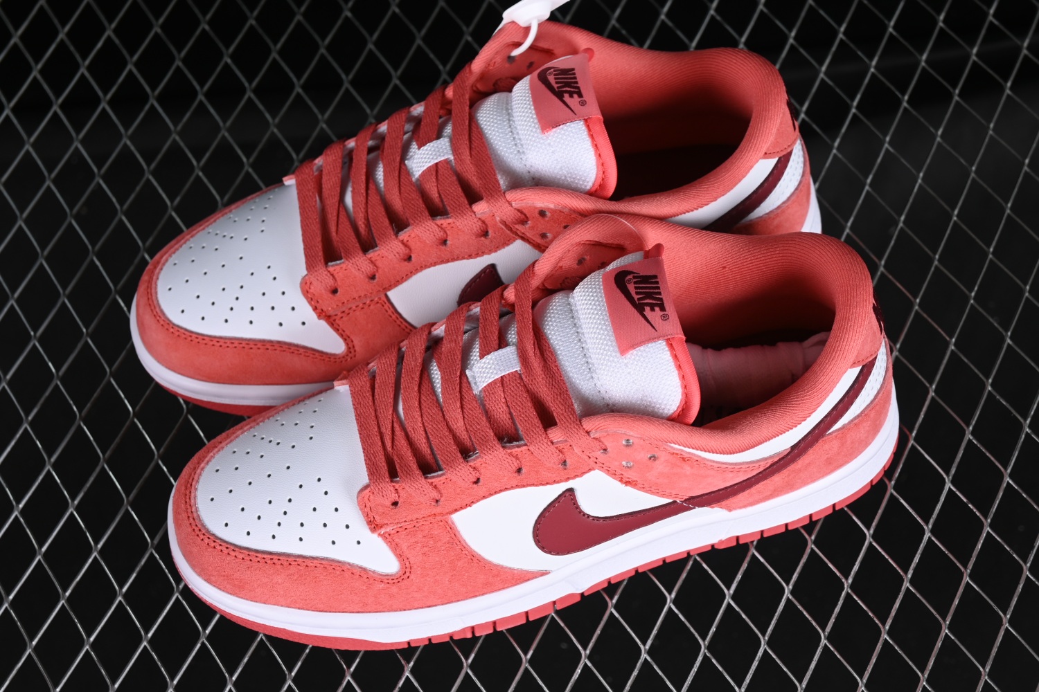 Nike SB Dunk Low Retro  Valentine