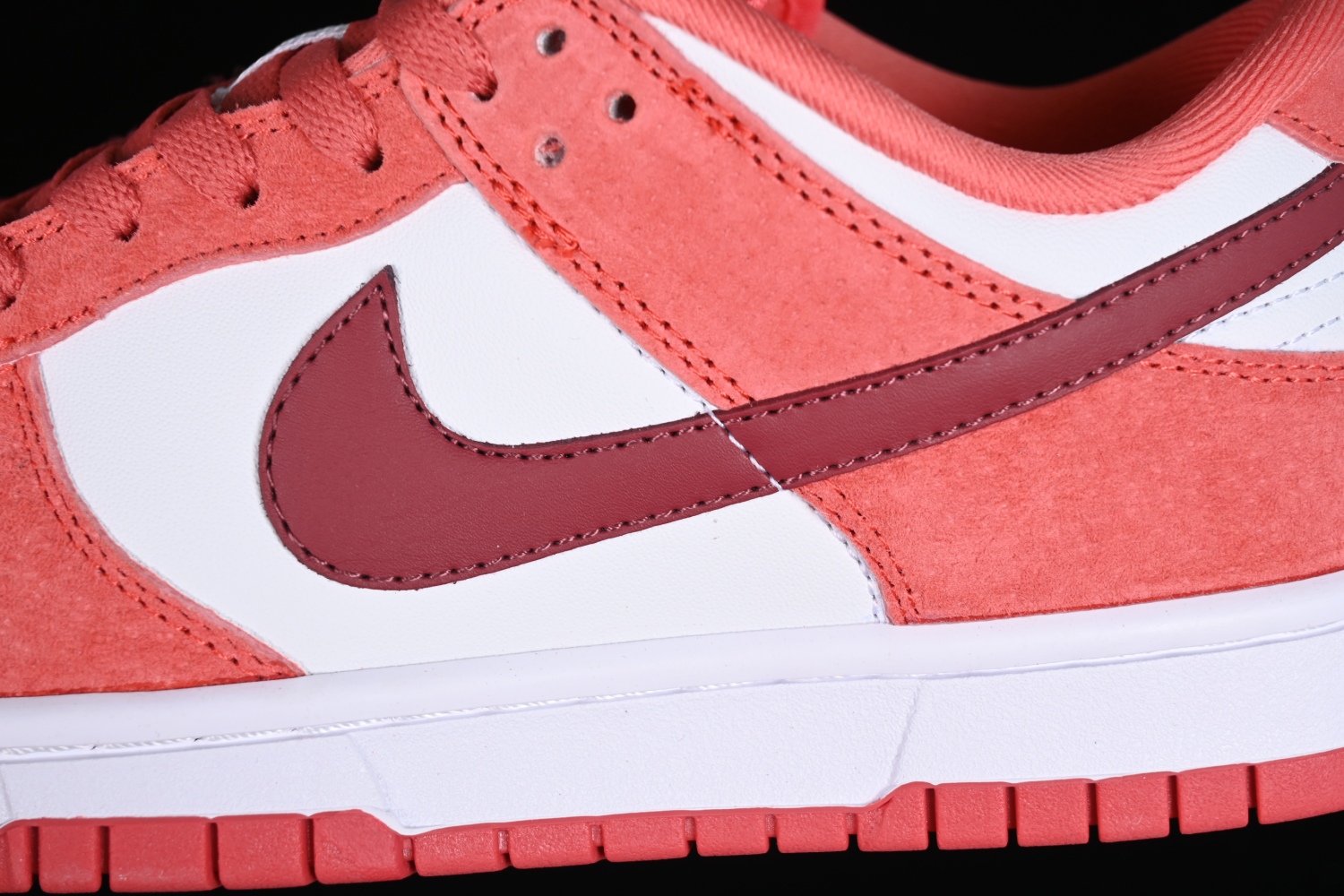 Nike SB Dunk Low Retro  Valentine