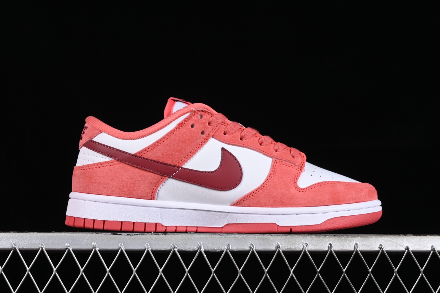 Nike SB Dunk Low Retro  Valentine