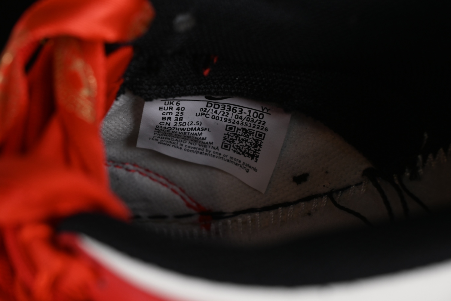 Nike SB Dunk Low EMB DD3363-100