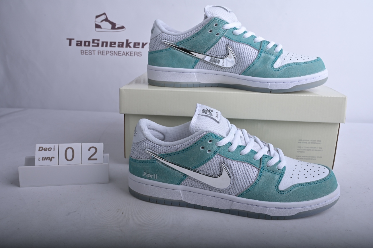 April Skateboards x Nk SB Dunk Low FD2562-400