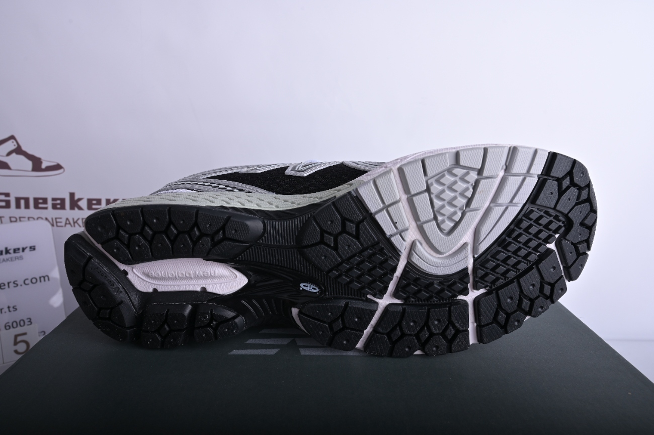 New Bal*nce 860v2 Black White Silver ML860XD