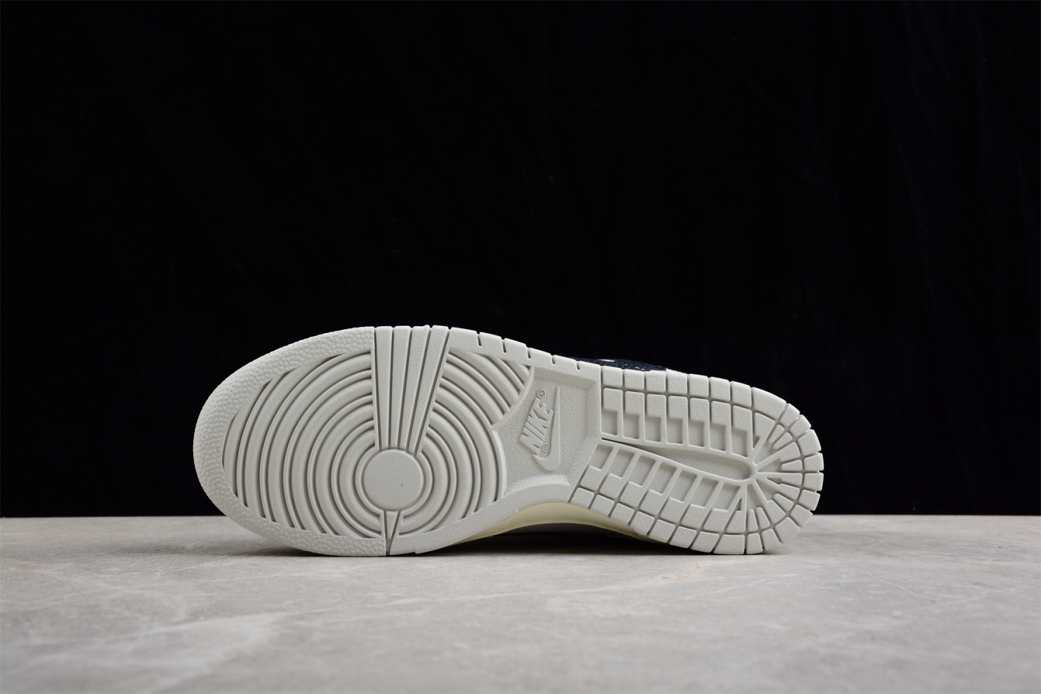 Stussy x Nike SB Dunk Low Stussy DD9776-068