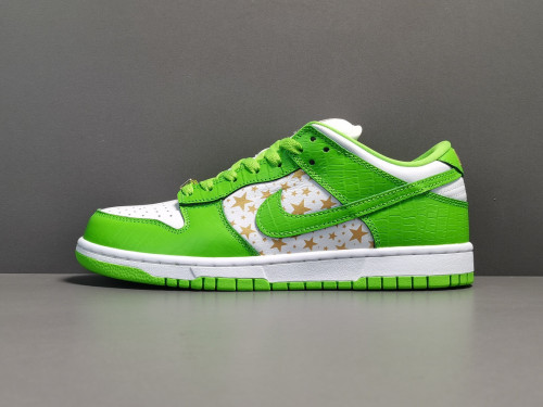 Supreme x Nike SB Dunk Low  Green Stars”DH3228-101