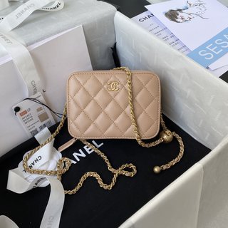  CHANEL    Cross-Body Bags