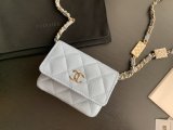 CHANEL     Waist bag