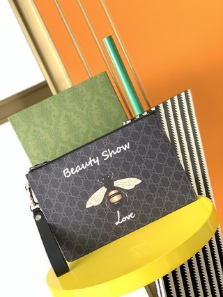  Gucci Bestiary pouch with bee