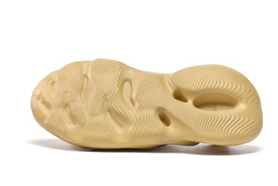 adidas Yeezy Foam RNR Desert Sand        GV6843