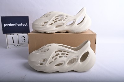 adidas Yeezy Foam RNNR Sand       FY4567