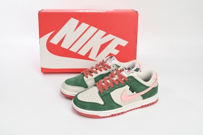 Nike Dunk Low SE All Petals United Fir Green (Women's)   FN8923-061