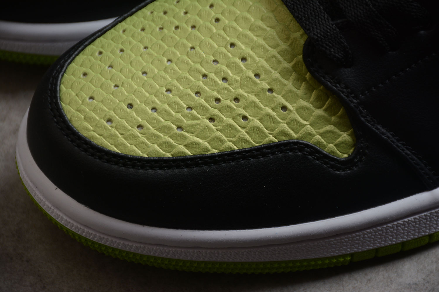 Jordan 1 Low Snakeskin Vivid Green (W) DX4446-301