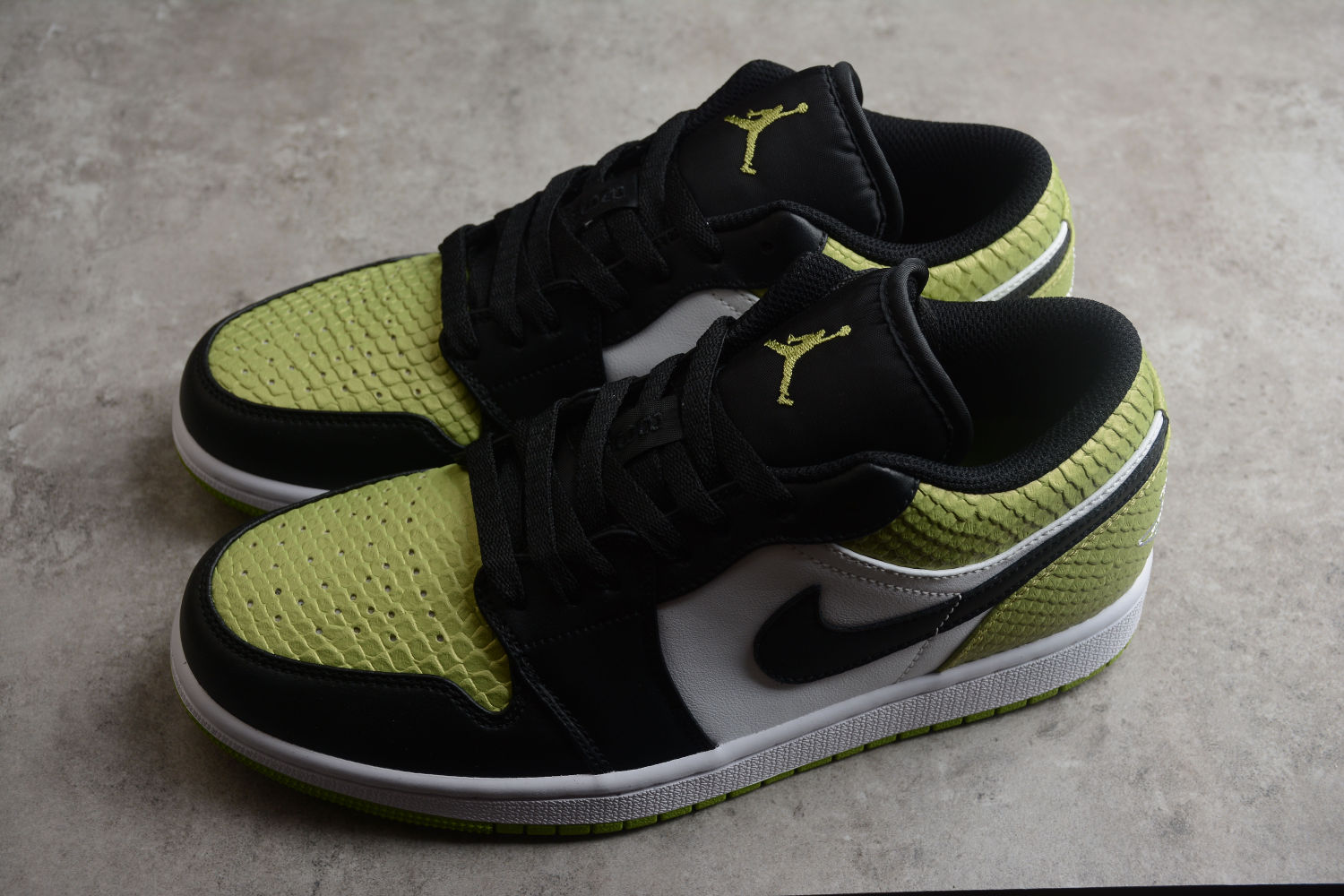 Jordan 1 Low Snakeskin Vivid Green (W) DX4446-301