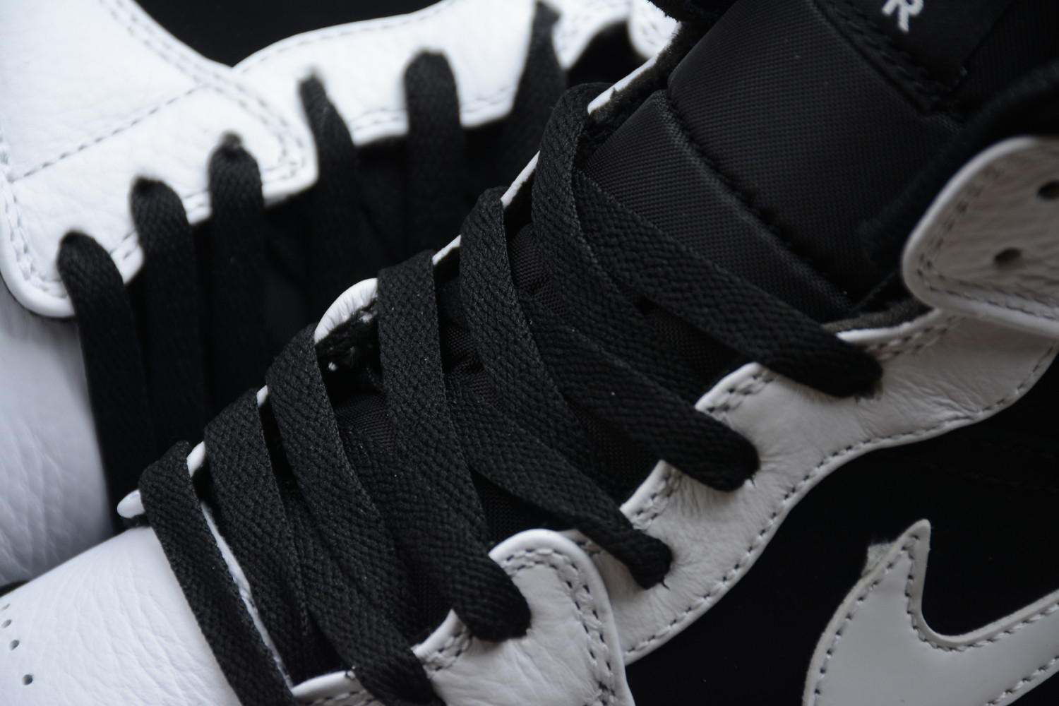 Jordan 1 Mid White Black 554724-113