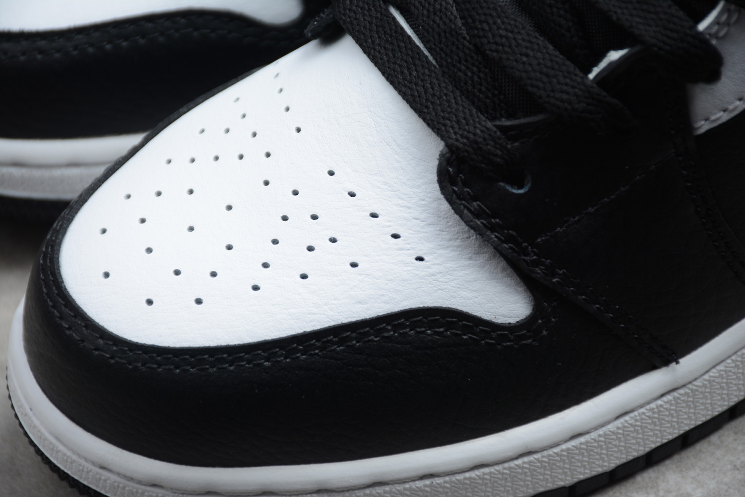 Jordan 1 Mid White Black Chile Red (GS) 554725-075