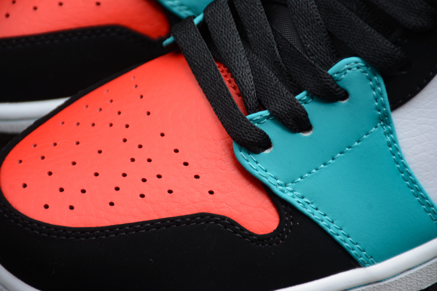 Jordan 1 Mid Bred Multi-Color 554724-125