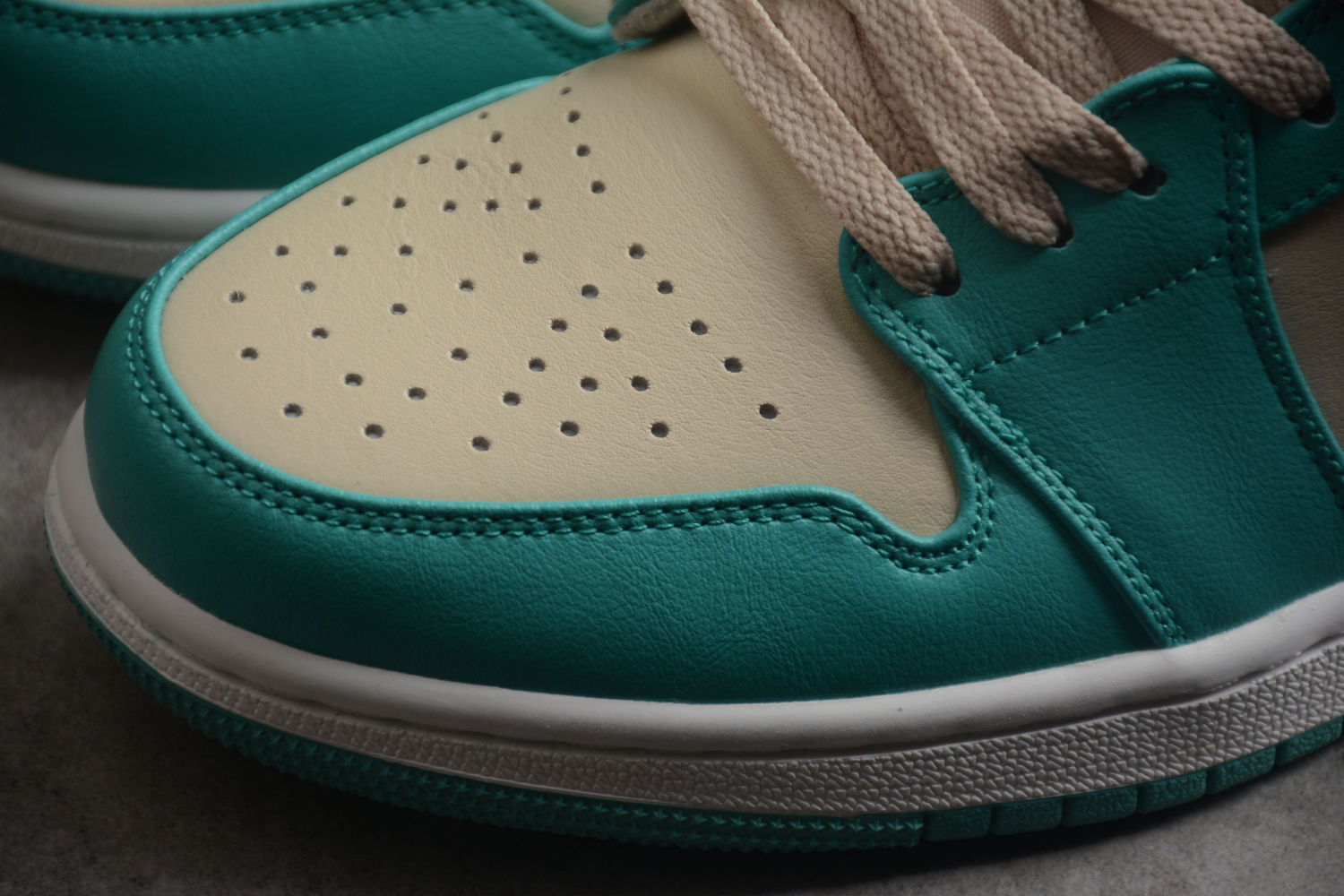 Jordan 1 Low Tropical Teal (W) DC0774-131