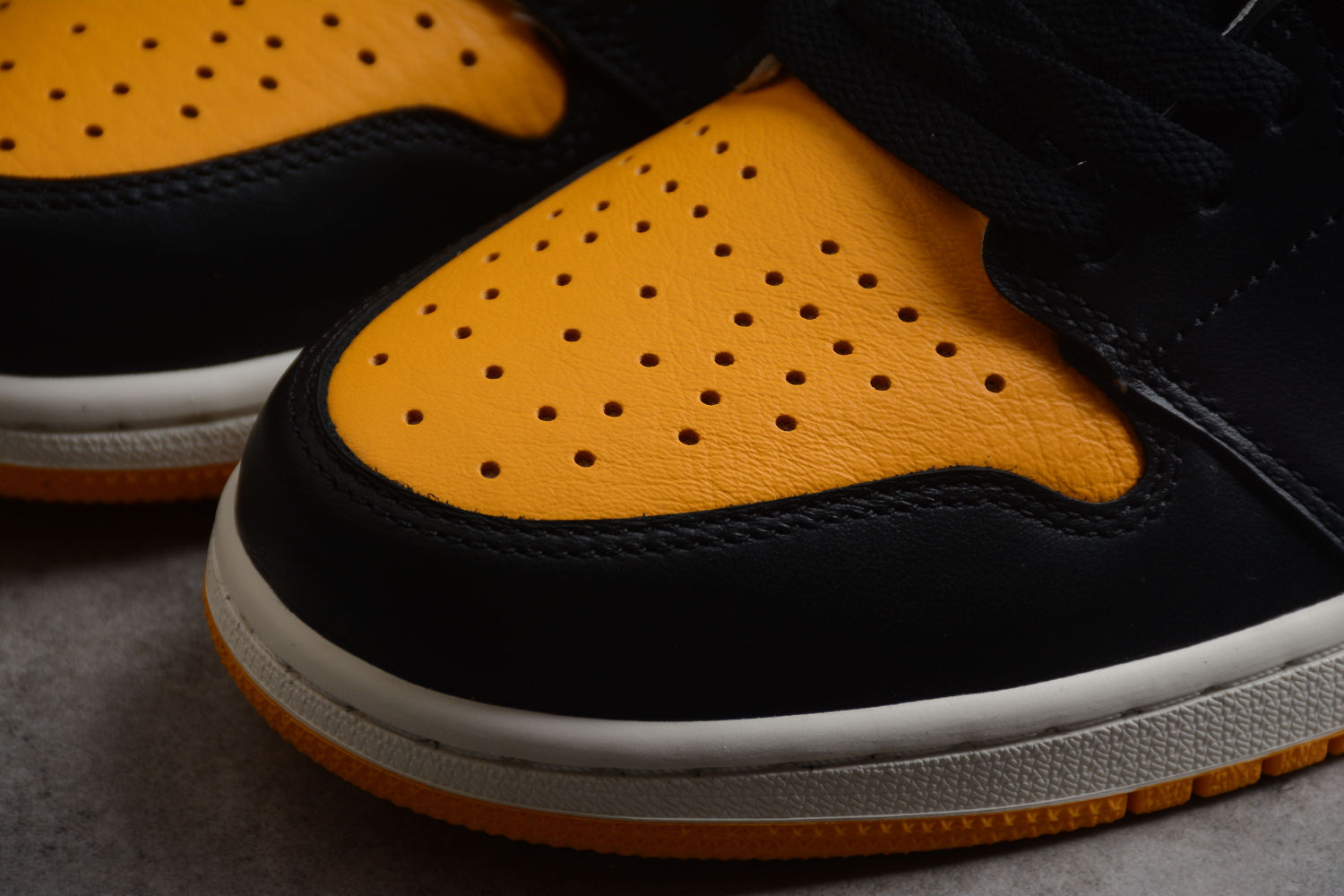 Jordan 1 Retro High OG Taxi 555088-711