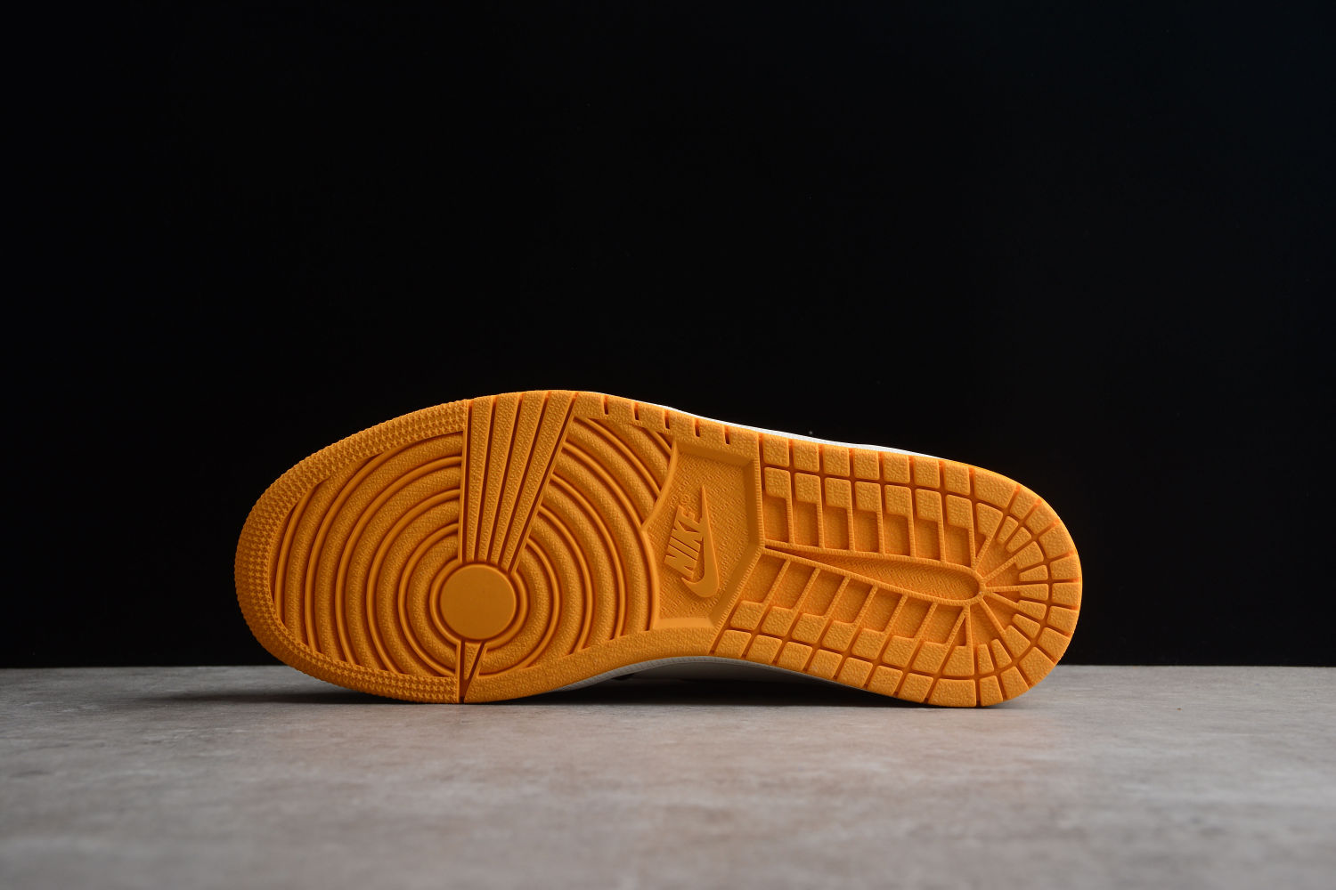 Jordan 1 Retro High OG Taxi 555088-711