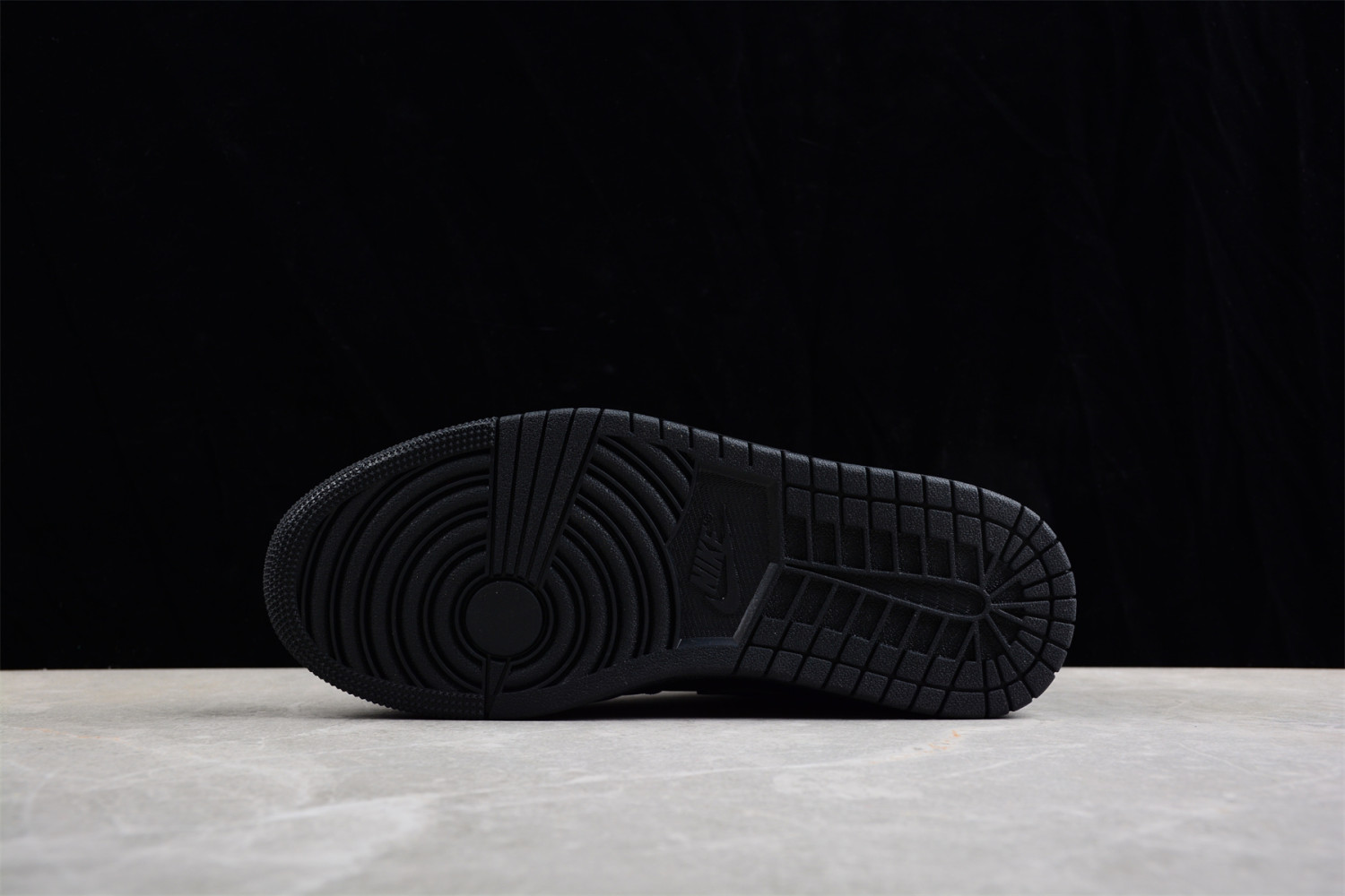 Jordan 1 Low Triple Black (2022) 553558-093