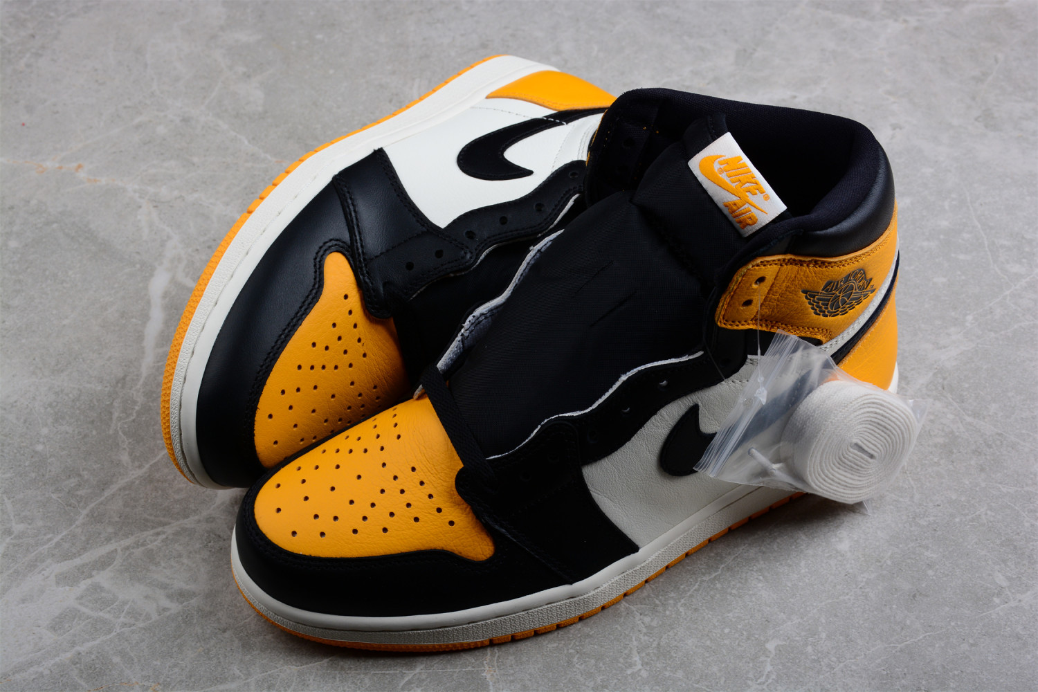 Jordan 1 Retro High OG Taxi 555088-711