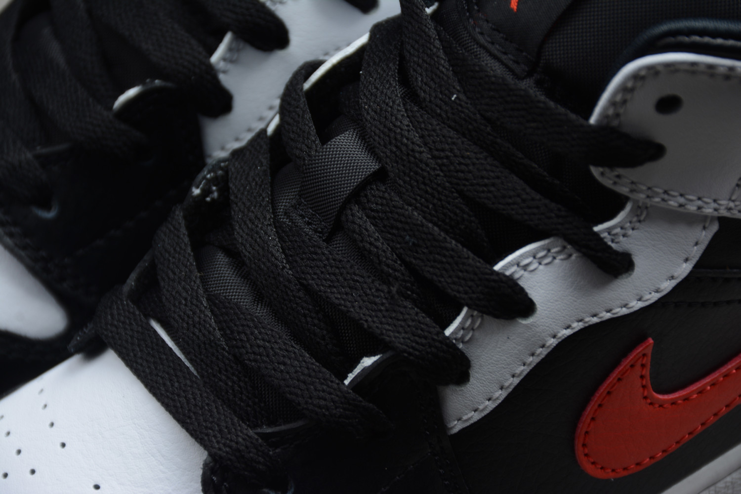 Jordan 1 Mid White Black Chile Red (GS) 554725-075