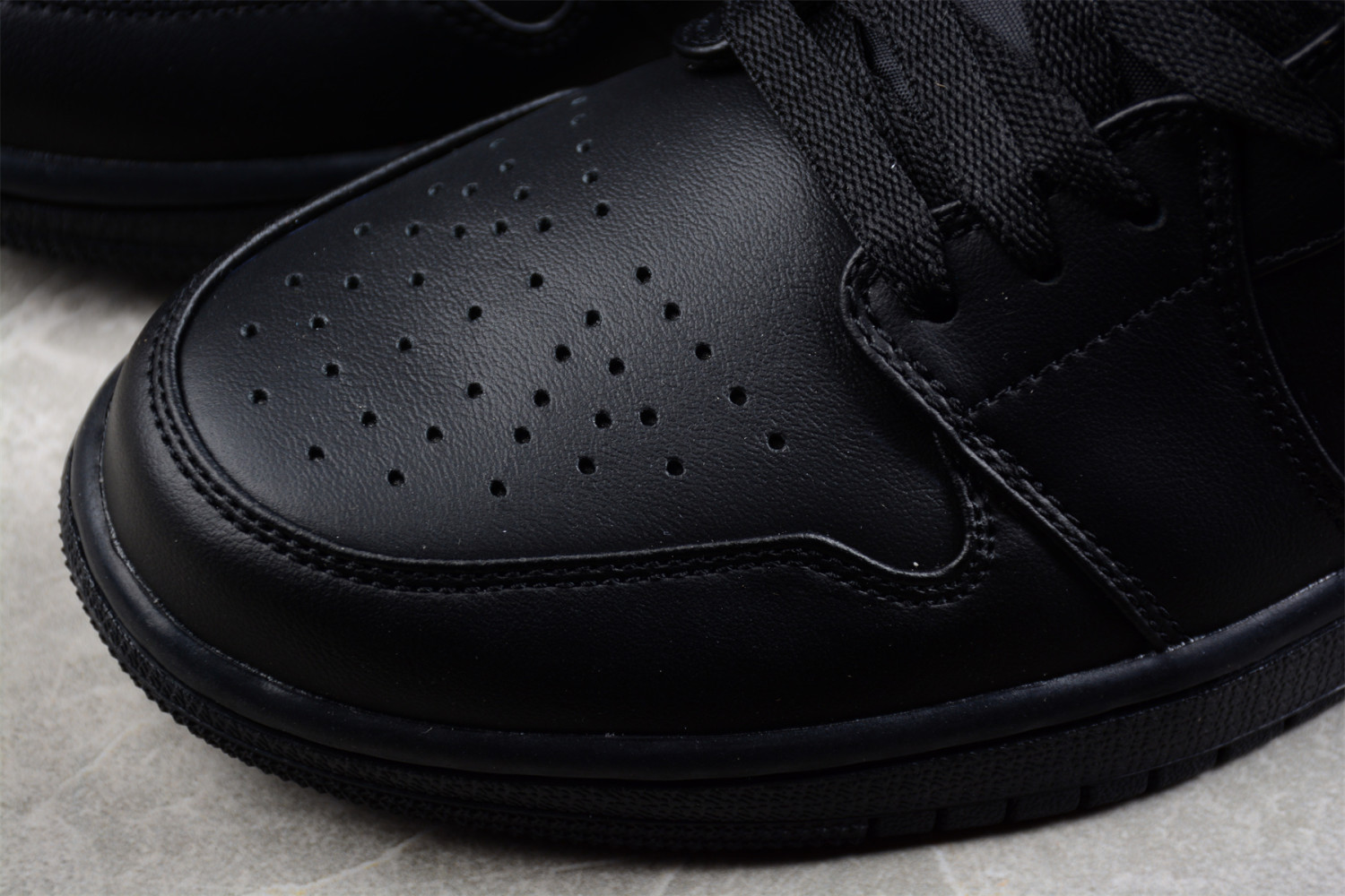 Jordan 1 Low Triple Black (2022) 553558-093