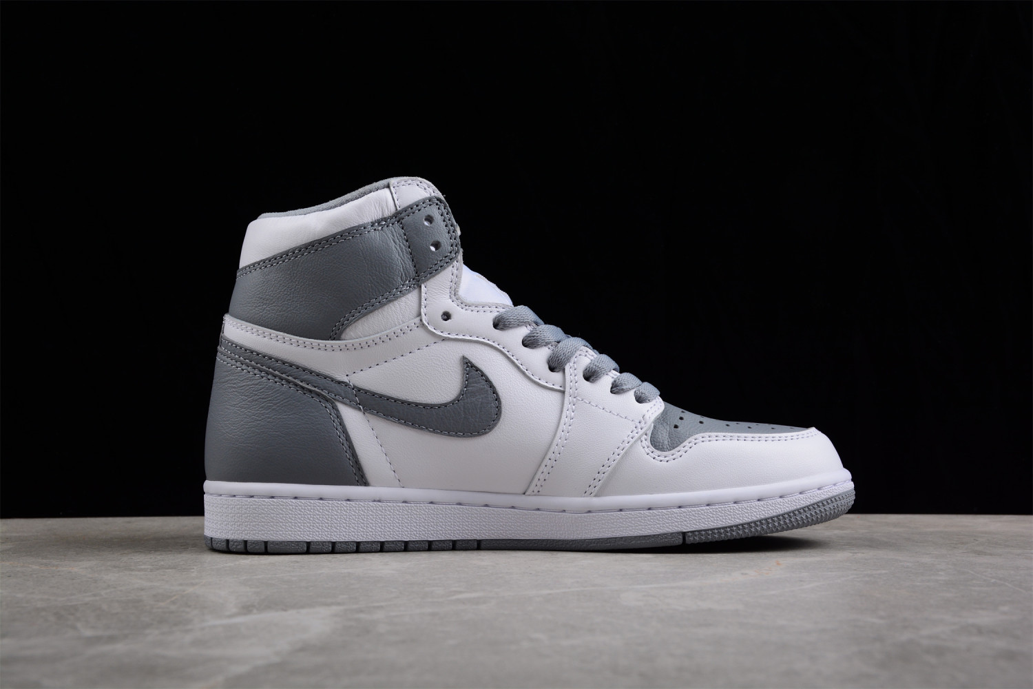 Jordan 1 Retro High OG Stealth  555088-037