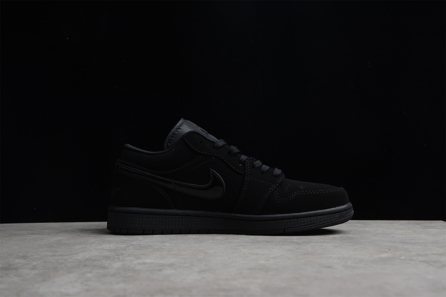 Jordan 1 Low Triple Black (2019) 553558-056