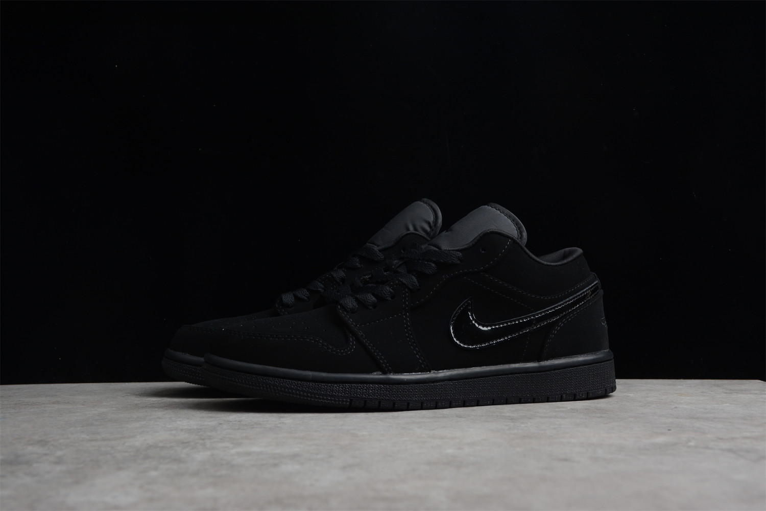 Jordan 1 Low Triple Black (2019) 553558-056