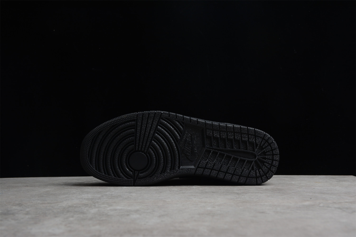 Jordan 1 Low Triple Black (2019) 553558-056