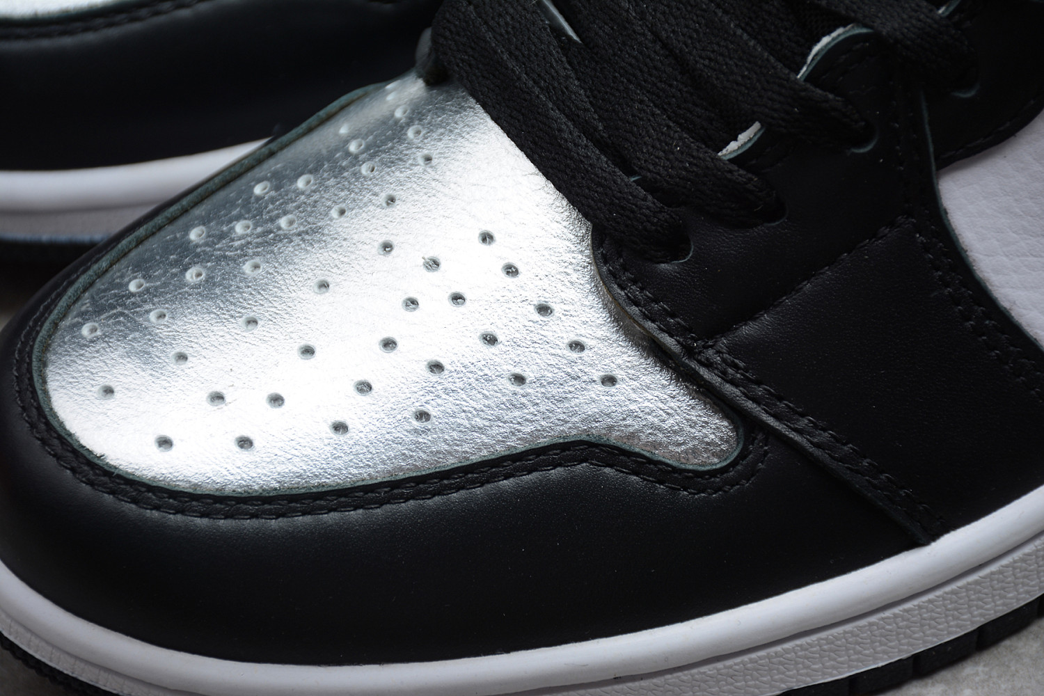 Jordan 1 Retro High Silver Toe (W) CD0461-001