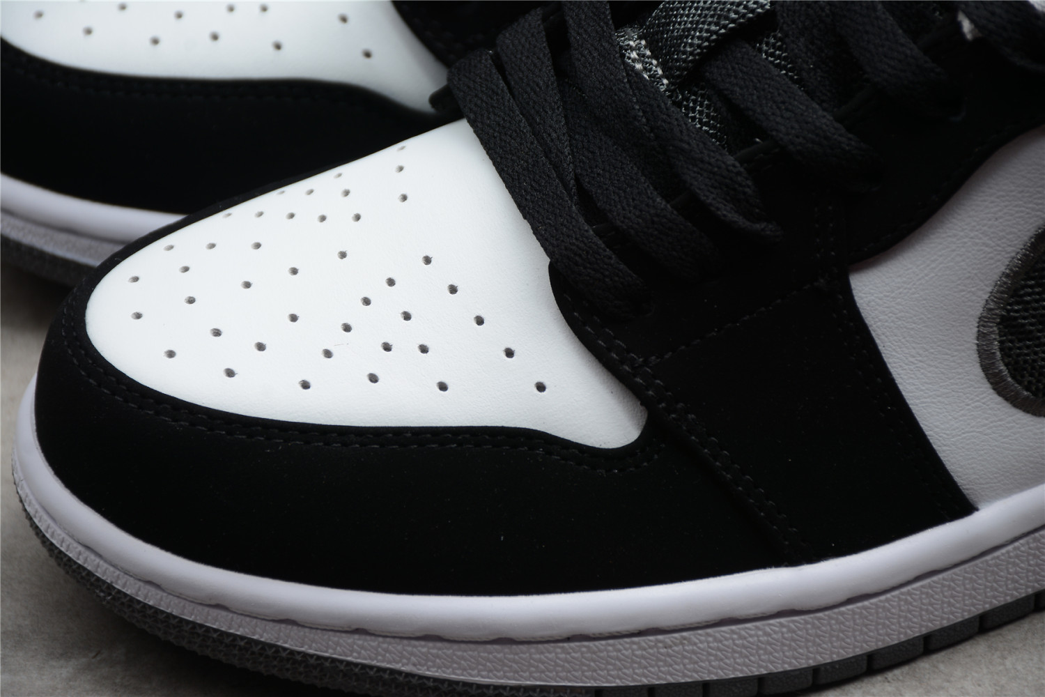 Jordan 1 Low Black White Wolf Grey Infrared 23 553558-029