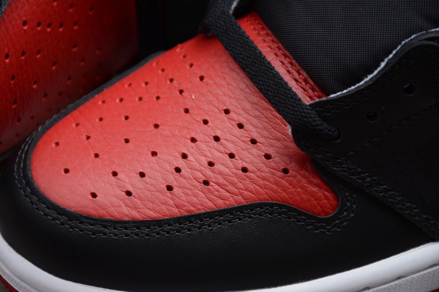 Jordan 1 Retro High Bred Banned (2016) 555088-001