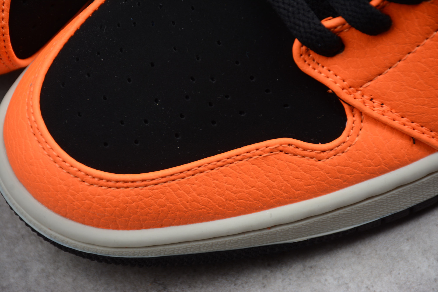 Jordan 1 Mid Black Cone 554724-062