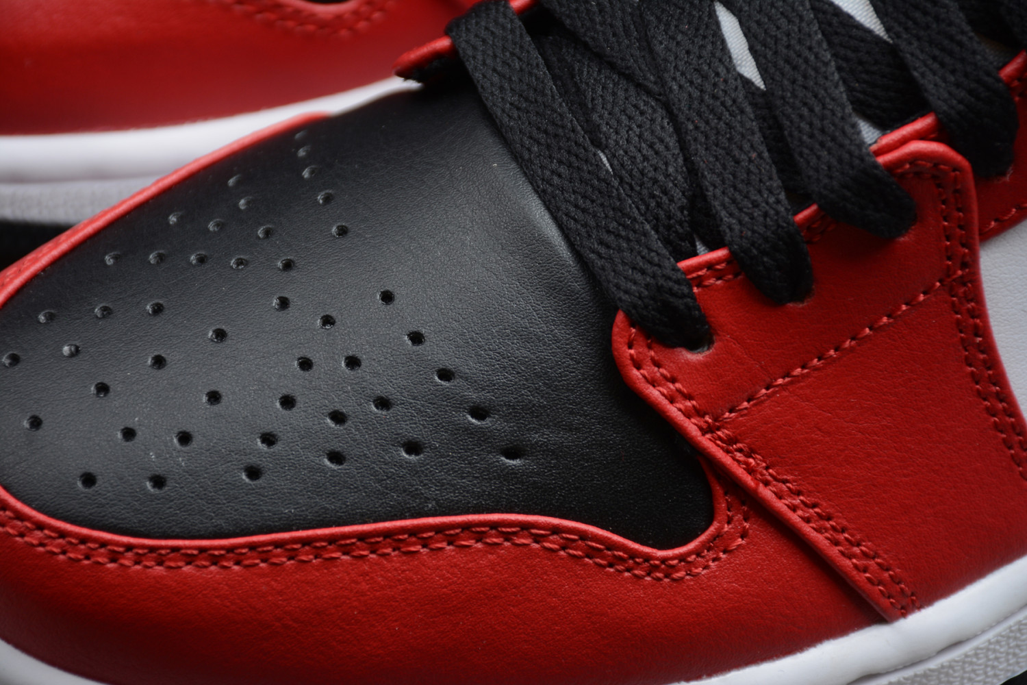 Jordan 1 Mid Chicago Toe 554724-069